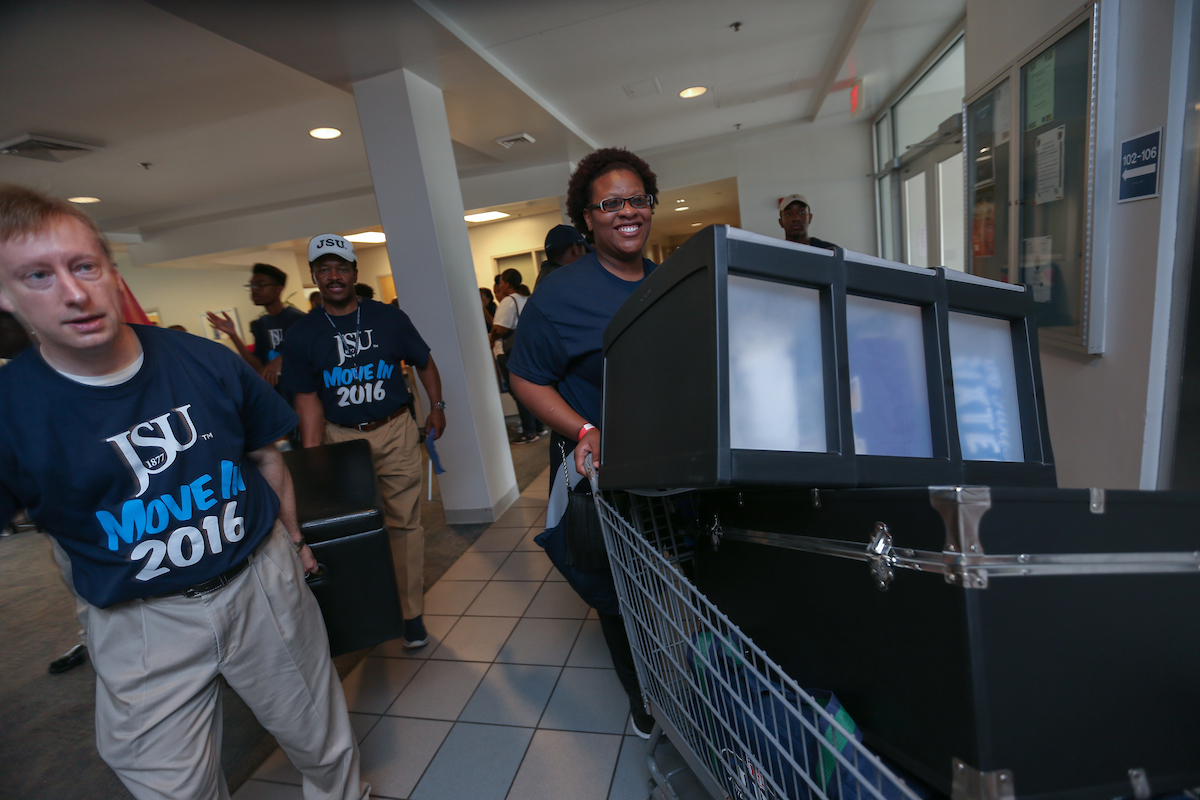 Dr. Juette Bingham, interim associate dean in the College of Education and Human Development, puts his muscles to the test during move-in. He assists Lindsey Horton, JSU’s associate vice president for safety and security, with the heavy lifting. (Photo by Charles A. Smith)