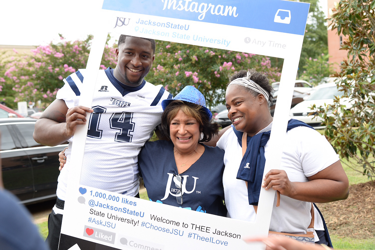 FMI6: JSU President Carolyn W. Meyers joins in on Move-In Day celebration with campus volunteers. (Photo by Darek Ashley)