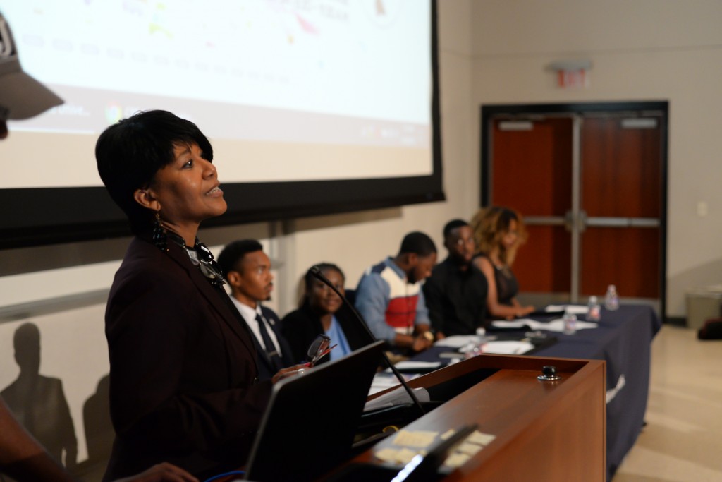 Dr. Lolita Gray of JSU’s Department of Political Science moderates a panel of students from various university disciplines (theater, speech, accounting, political science and accounting). The young adults assessed the Clinton-Trump debate and commented on a number of hot-button issues. (Photo by Darek Ashley/JSU)