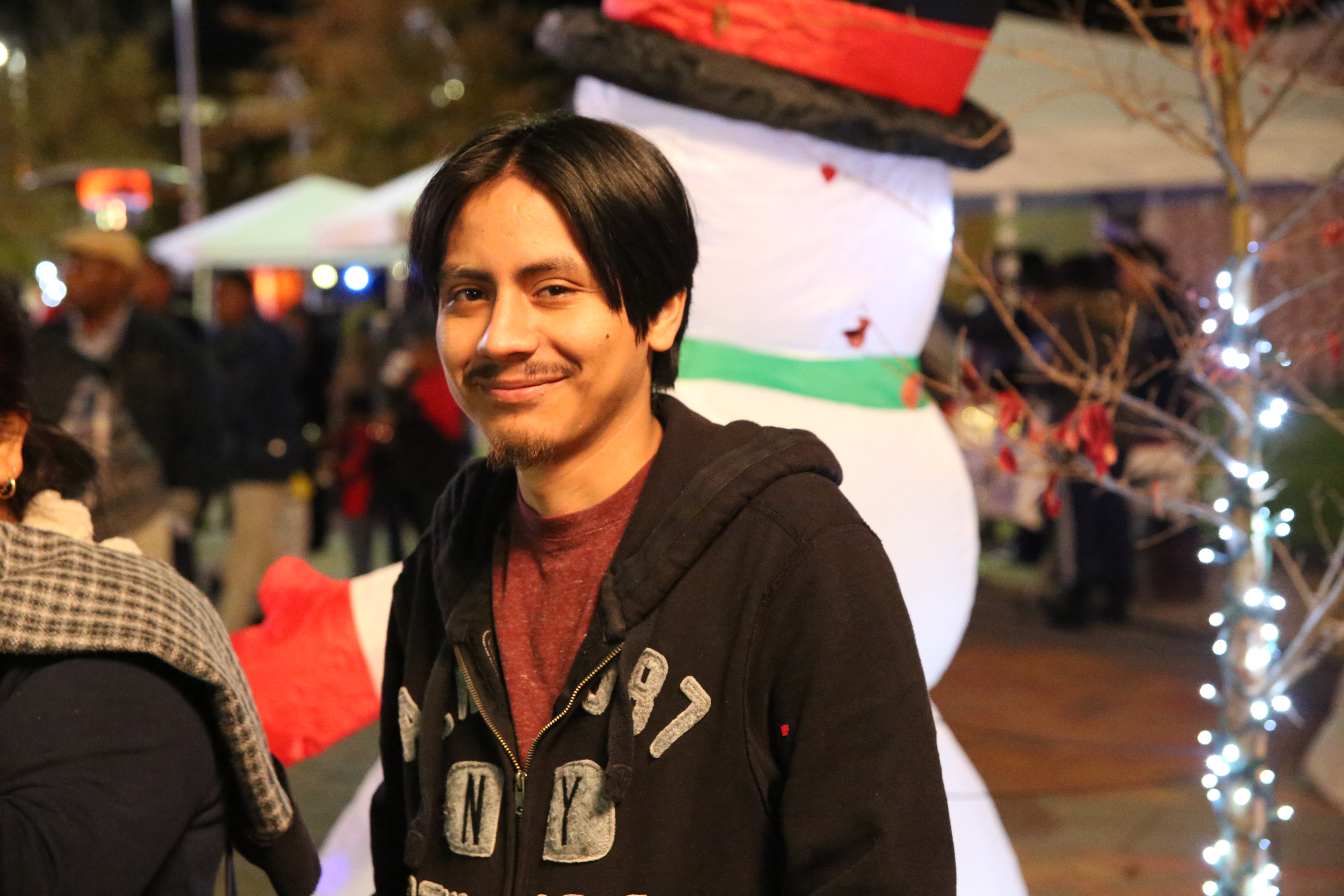 Flanked by Frosty the Snowman, a spectator’s eyes glisten with holiday joy. (Photo by Spencer McClenty/JSU)