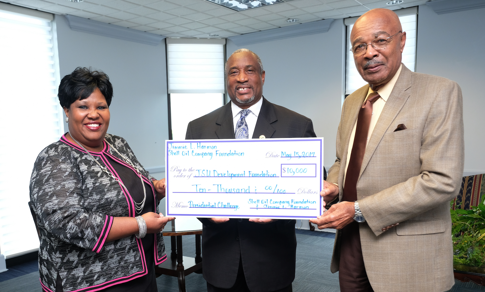 Jimmie Jones, a 1975 alum at Jackson State University, presents a gift to the JSU Development Foundation with Sandra Hodge, interim vice president of JSU’s Institutional Advancement and interim JSU President Rod Paige. Harmon said, “If it weren’t for Jackson State, I would not have been working for Shell Oil Co. … Hopefully, this gift will help close the gap for what Dr. Paige is trying to do.” Photo by Charles A. Smith/JSU.
