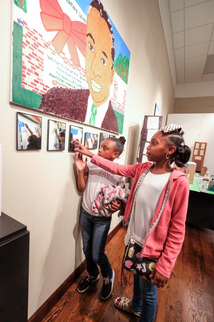 Students marvel artwork depicting the community surrounding Walton Elementary School. (Photo by Charles A. Smith/JSU.)