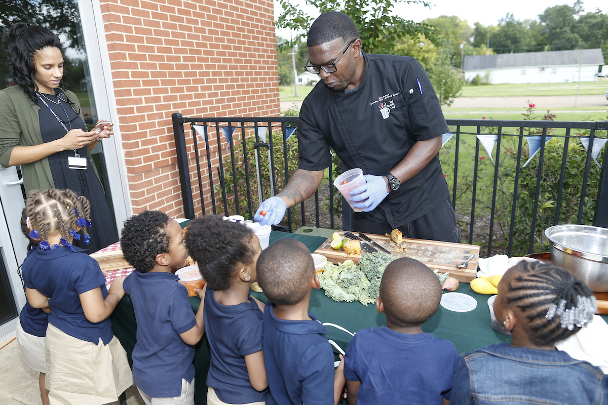 Pupils from JSU’s Lottie W. Thornton Early Childcare Center in the College of Education sample fresh vegetables provided by Nick Wallace, executive chef and curator of Palette Café and owner of Nick Wallace Culinary. (Photo by Charles A. Smith/JSU)