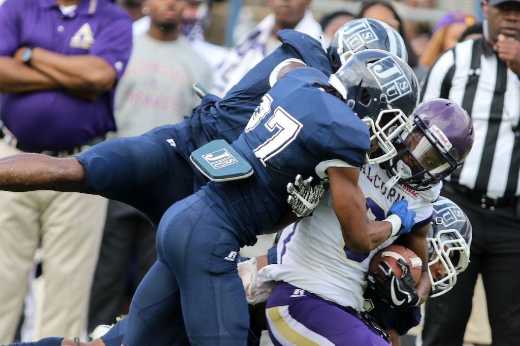 Tiger defenders maul a Braves running back.