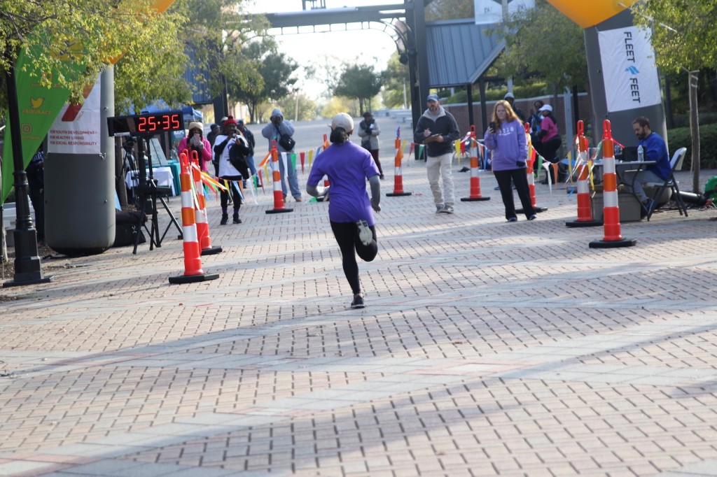 Edwards races toward her winning time of 25:37.2 in the women’s division. (Photo by Aron Smith/JSU)