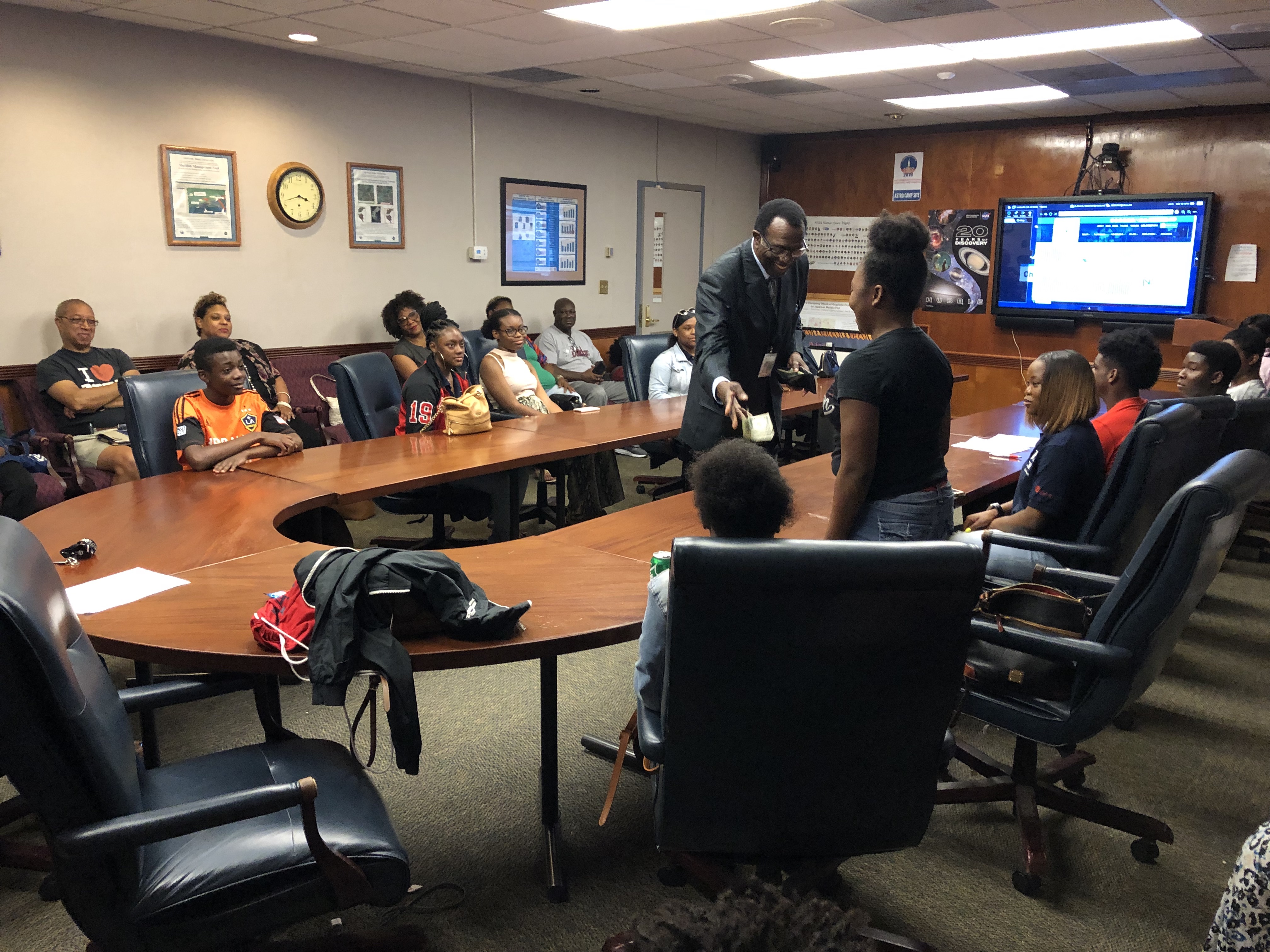 With cash as an incentive, Lackey invites students to share their experiences from the LSAMP program and Girls STEM Academy. (Photo by L.A. Warren/JSU)