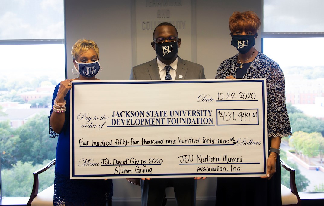 The Jackson State University National Alumni Association shows its support of JSU students and the institution. Tammy Terrell-Brooks, left, is director of Alumni and Constituency Relations and executive director of JSUNAA. She’s joined by JSU Acting President Thomas K. Hudson and JSUNAA president Dr. Earlexia Norwood. (Photo by William H. Kelly III)