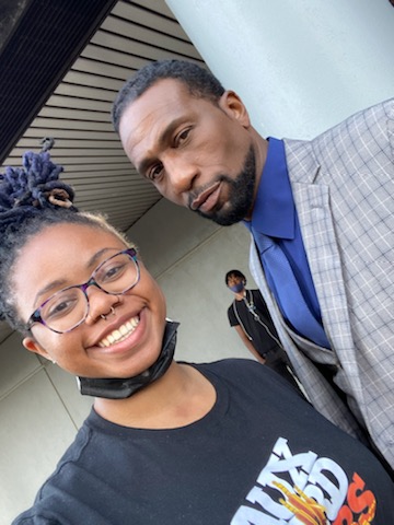 JSU student Krystánna Moore and actor Leon Robinson pose for a selfie.